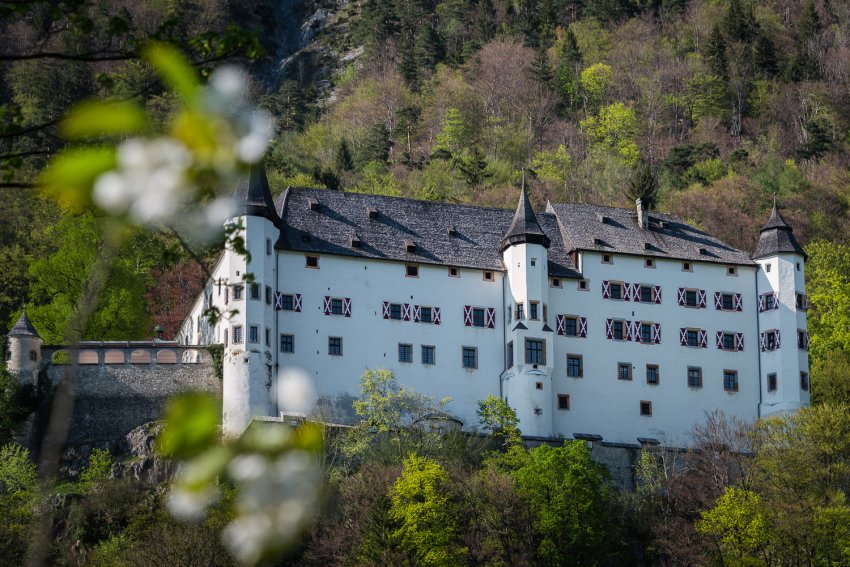Sagenerzählung vor dem Schloss Tratzberg