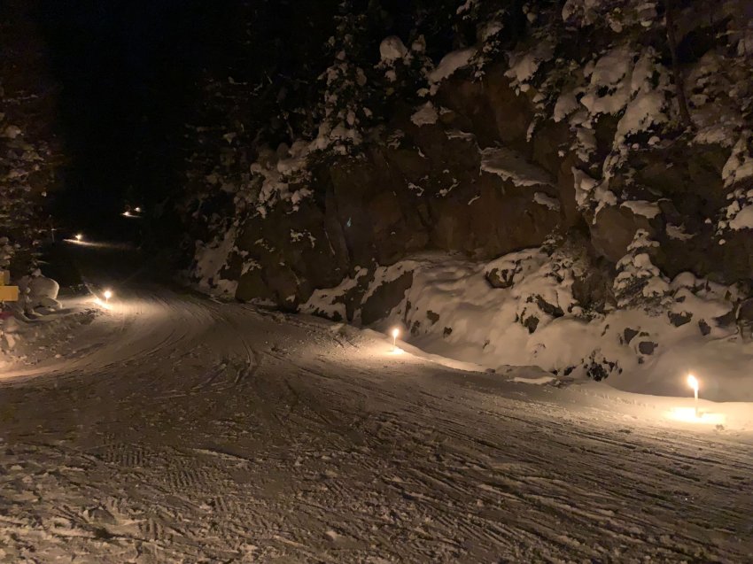 Rodeln im Fackelschein
