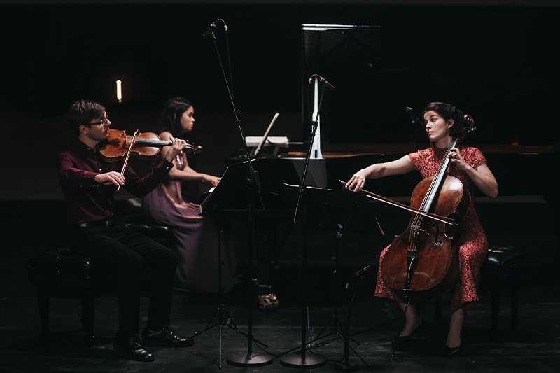 " . . . geht die rote Sonne schlafen ..." accio piano trio